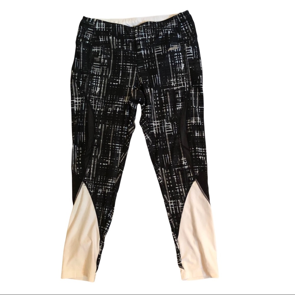 Avia Estilo size Medium Black & White Women's Activewear Capri Leggings